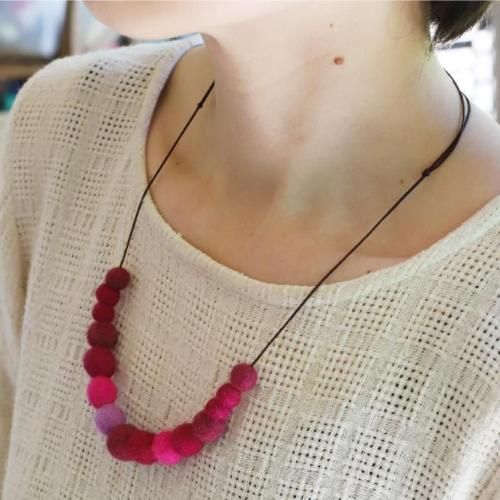 フェルトボールネックレス（大） - ネパリ・バザーロの通販ショップ