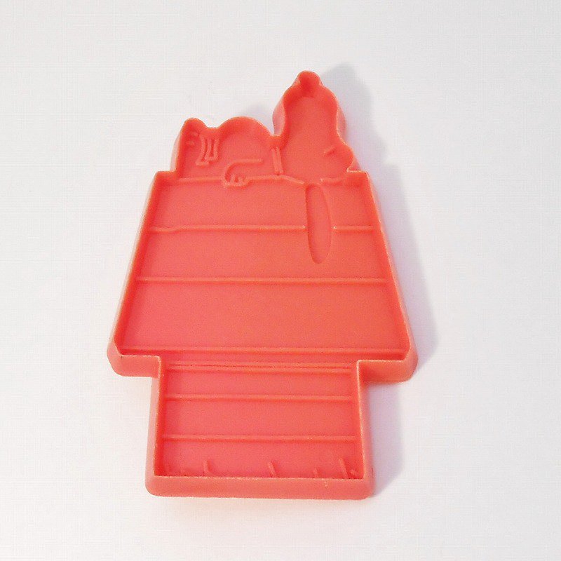 ビンテージ プラスチック製 スヌーピーと仲間たちクッキーカッター 犬小屋の上で昼寝をするスヌーピー ファイヤーキング 卸 仕入れ 小売 通販サイト Fire King Ag