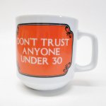 米国製ミッドセンチュリー＆陶器製マグ・食器など  ヴィンテージマグ Don't Trust Anyone Under 30