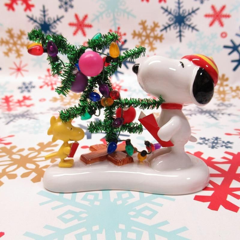 スヌーピーとウッドストックとクリスマスツリー 陶器製フィギュア