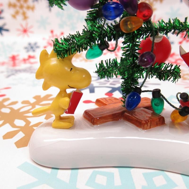 スヌーピーとウッドストックとクリスマスツリー 陶器製フィギュア