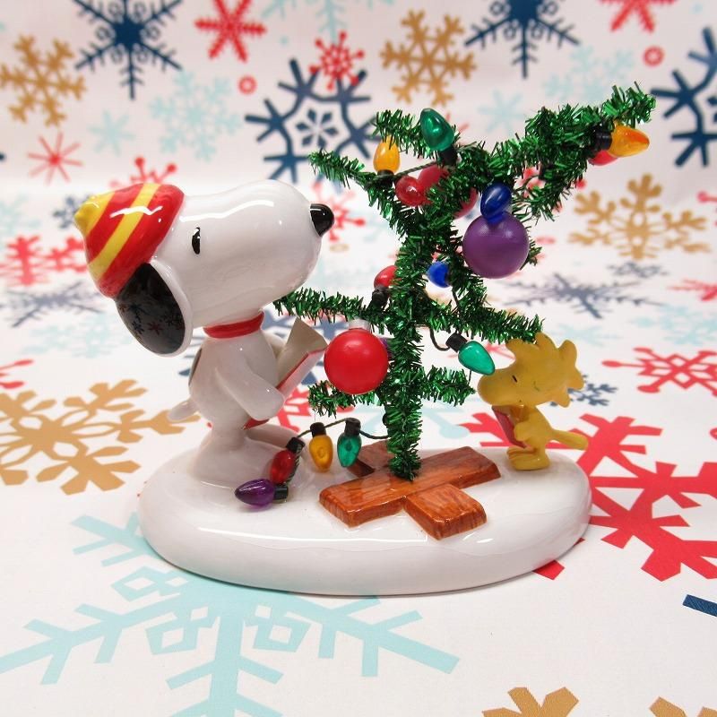 スヌーピーとウッドストックとクリスマスツリー 陶器製フィギュア