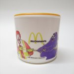 プラスチック＆メラミン食器  マクドナルド プラスチック製 マクドナルドキャラクターの綱引き マグカップ 蓋付 B