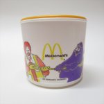 プラスチック＆メラミン食器  マクドナルド プラスチック製 マクドナルドキャラクターの綱引き マグカップ 蓋付 D