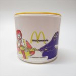 プラスチック＆メラミン食器  マクドナルド プラスチック製 マクドナルドキャラクターの綱引き マグカップ 蓋付 E