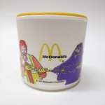 プラスチック＆メラミン食器  マクドナルド プラスチック製 マクドナルドキャラクターの綱引き マグカップ 蓋付 H
