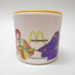プラスチック＆メラミン食器  マクドナルド プラスチック製 マクドナルドキャラクターの綱引き マグカップ 蓋付 I