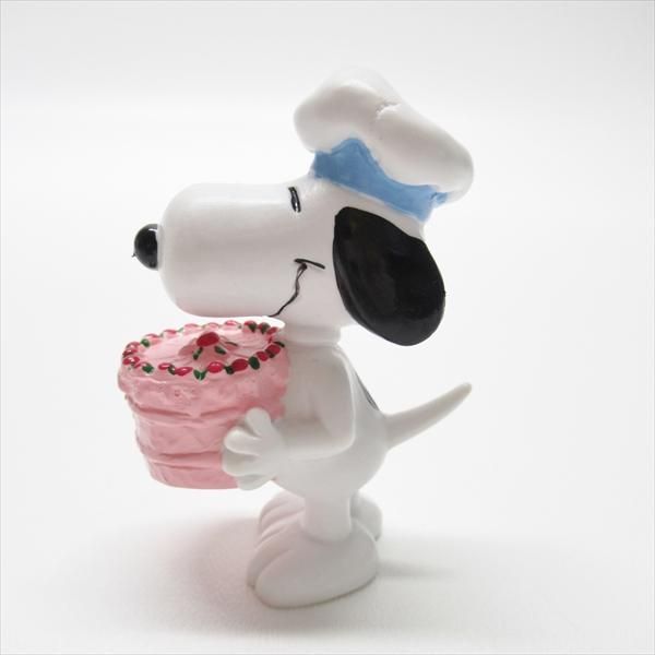 人気ブランドからコーディネートを探す スヌーピーと仲間たち ピンクのケーキA PVCフィギュアトイ ピーナッツ、スヌーピー